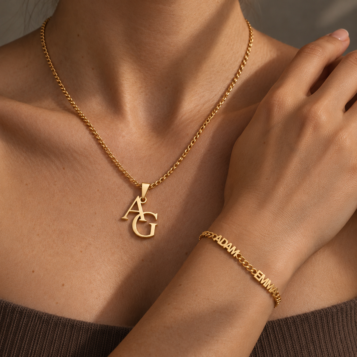 Collana con iniziali AG e bracciale con nomi ADAM ed EMMA indossati