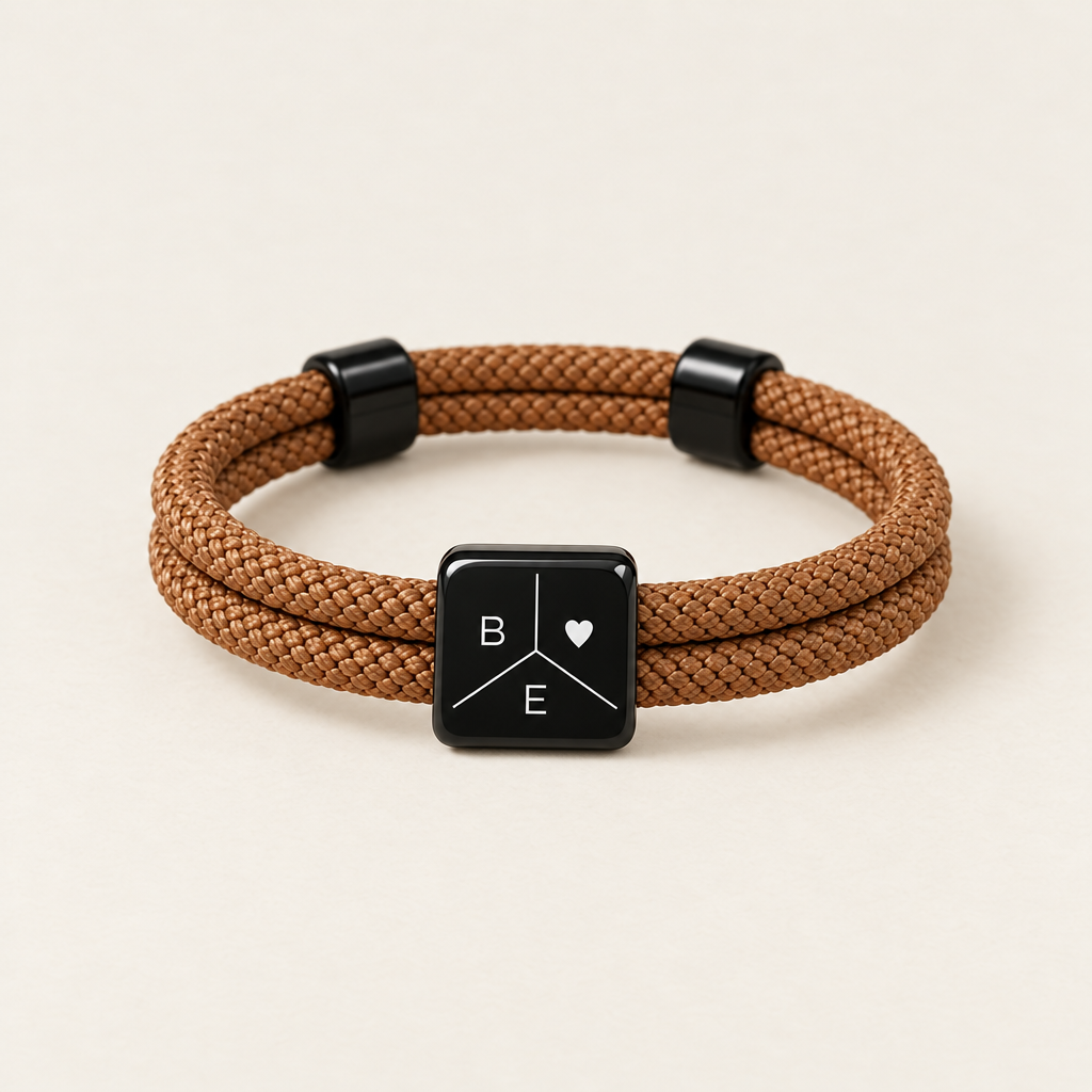 Bracciale con cordino color cognac e targhetta incisa
