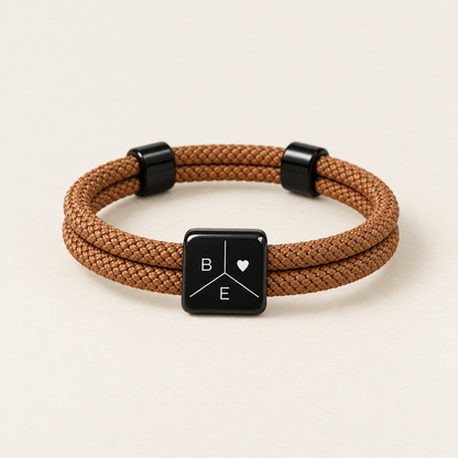 Bracciale con cordino color cognac e targhetta incisa