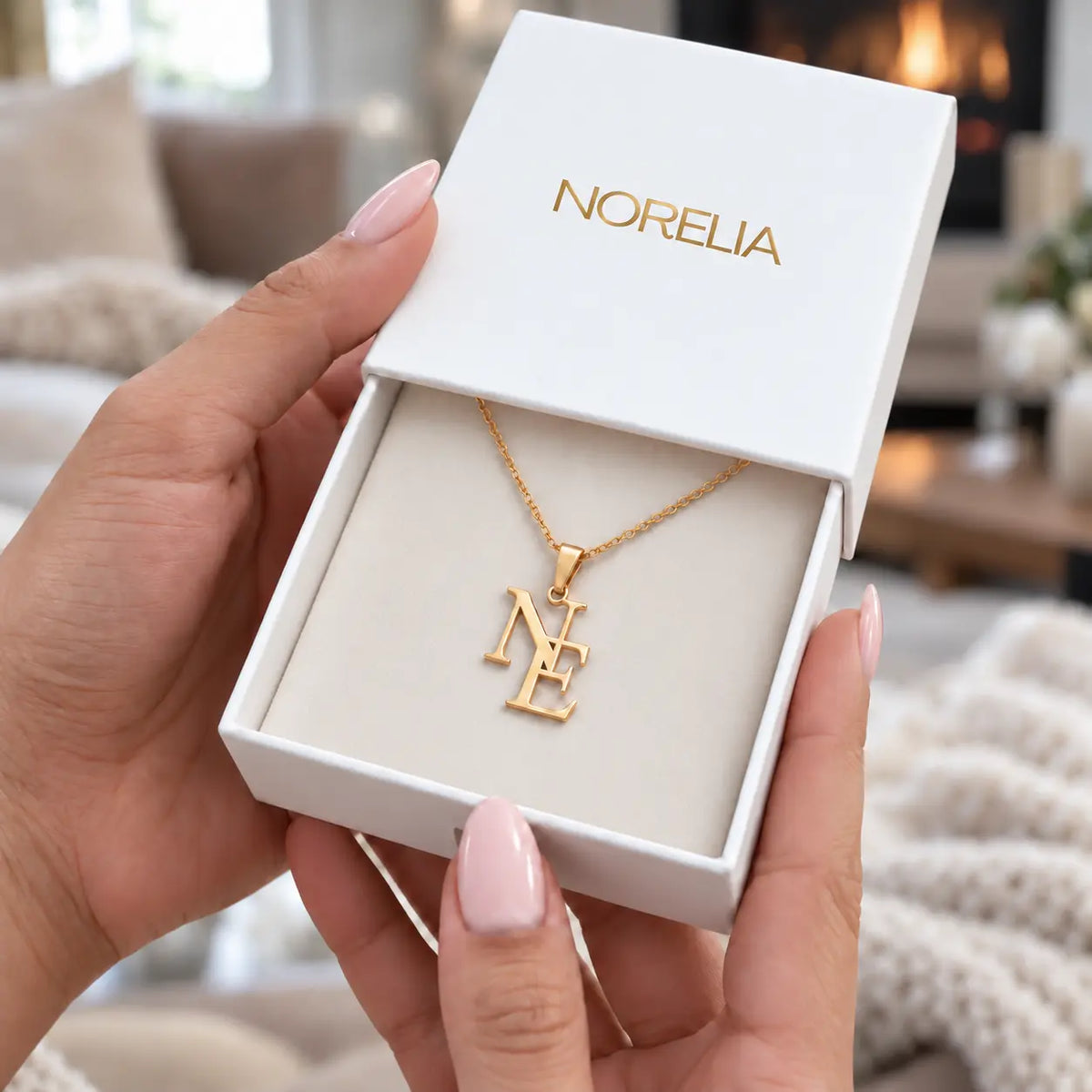 Collana con 2 iniziali intrecciate
