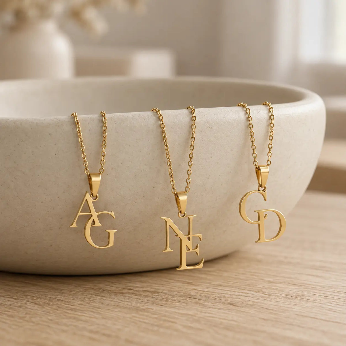 Collana con 2 iniziali intrecciate