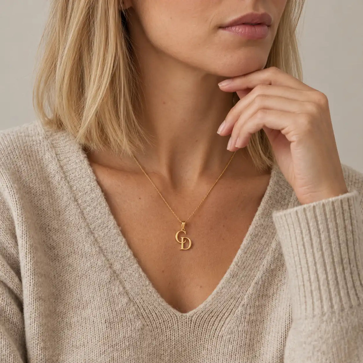 Collana con 2 iniziali intrecciate
