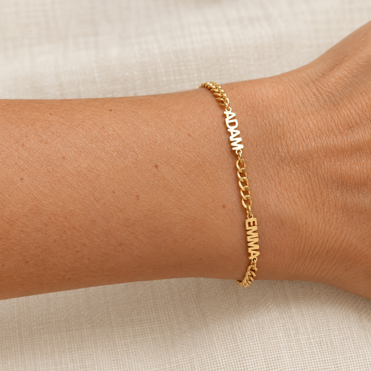 Bracciale multi-nomi indossato