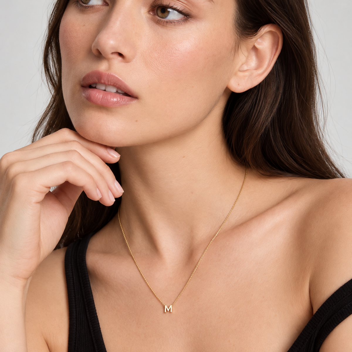 Collana con iniziale indossata