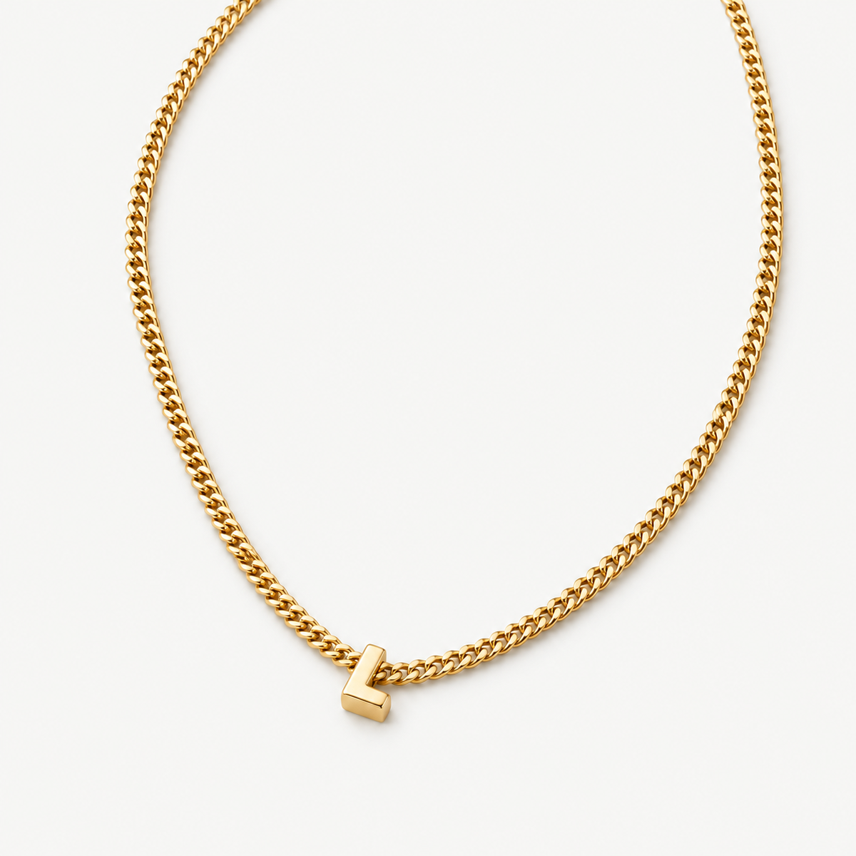 Collana dorata con iniziale L