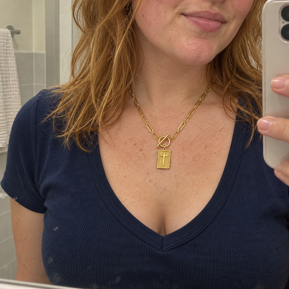 Collana Croce Paperclip, selfie naturale allo specchio