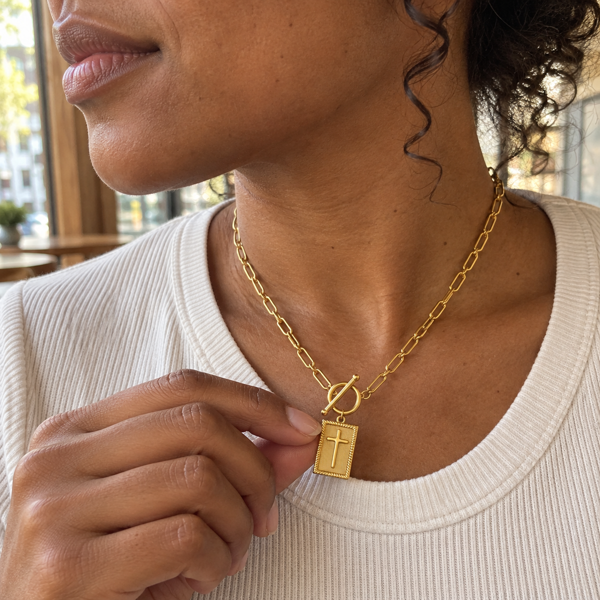 Collana Croce Paperclip indossata, dettaglio laterale