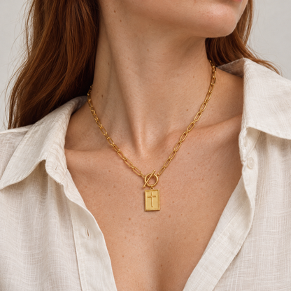 Dettaglio della Collana Croce Paperclip oro sul décolleté