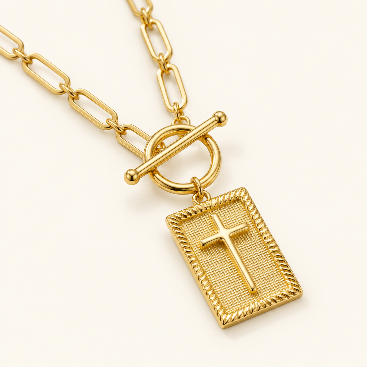Dettaglio ciondolo Croce Paperclip oro 18K