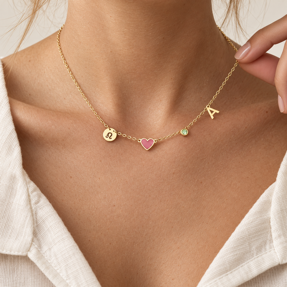 Collana Cuore — Leone, cuore rosa, pietra verde e iniziale A