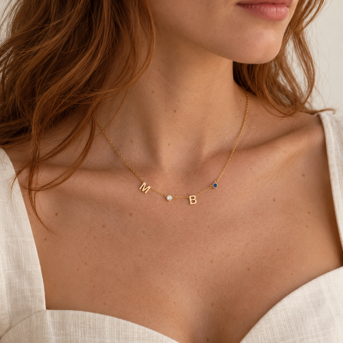 Collana personalizzata — iniziali M e B con pietre chiara e blu