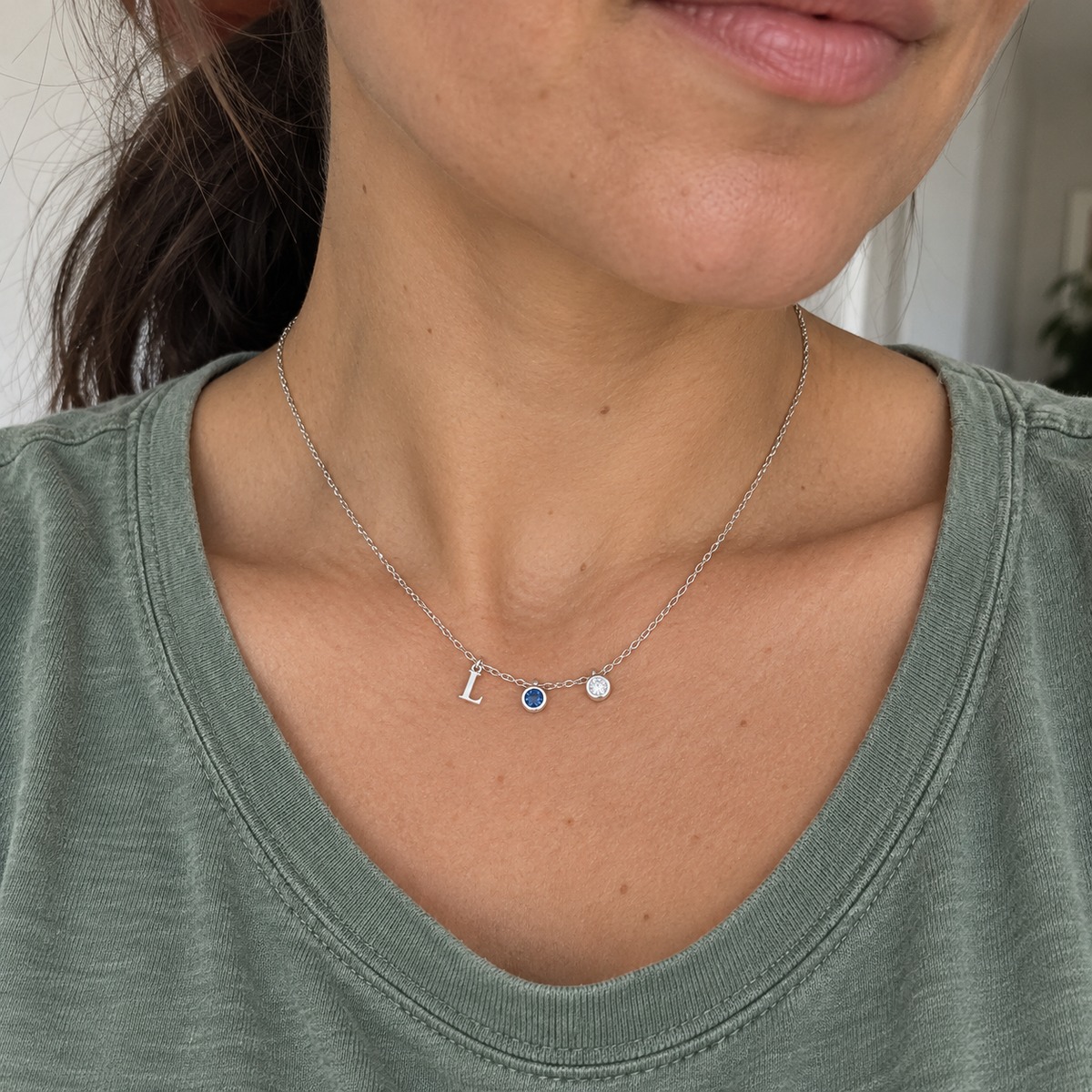 Collana argentata con iniziale L e pietre blu e trasparente