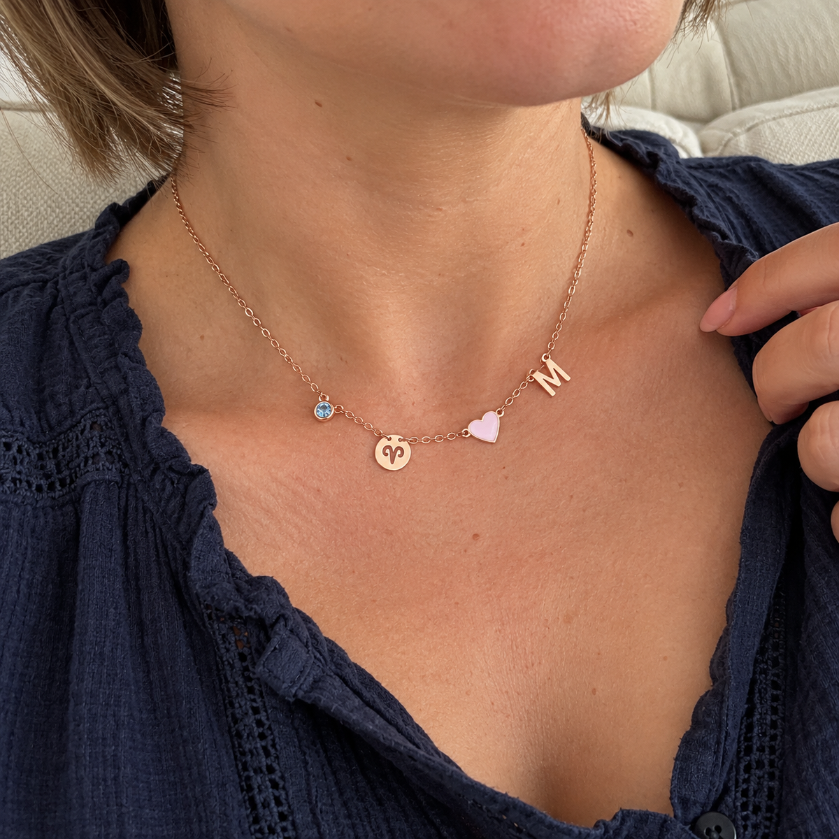 Collana oro rosa con pietra blu, Ariete, cuore rosa e iniziale M