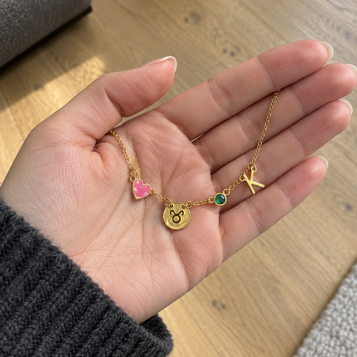 Collana dorata con cuore rosa, Taureau, pietra verde e iniziale K