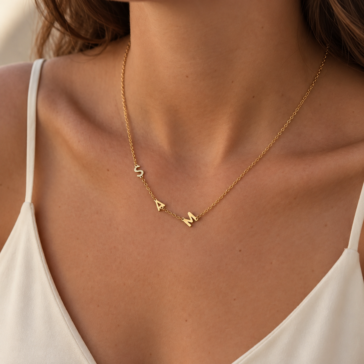 Collana Norelia con iniziali laterali — indossata