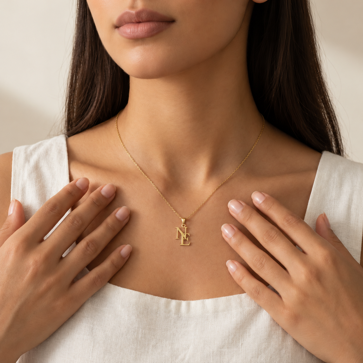 Collana Intrecci Norelia con iniziali personalizzate — collana indossata