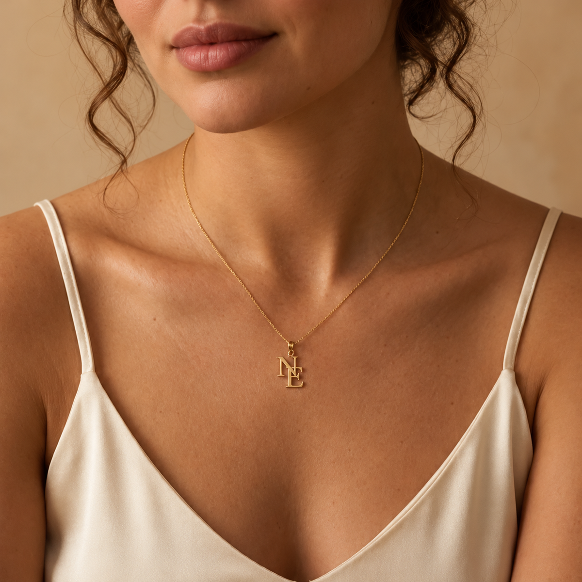 Collana Intrecci Norelia con iniziali personalizzate — collana indossata