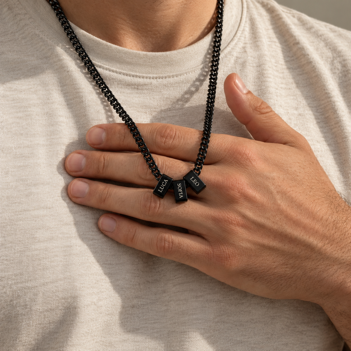 Collana Legami — dettaglio dei nomi incisi