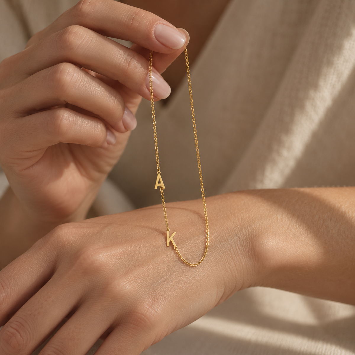 Collana con piccole iniziali laterali Norelia – ak dettaglio mani