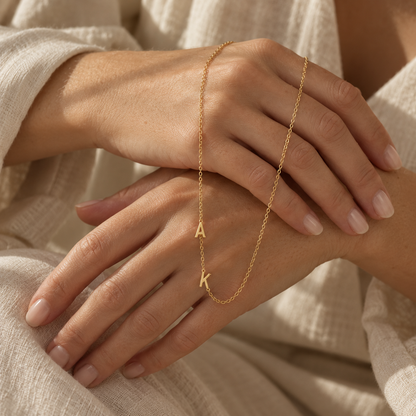 Collana con piccole iniziali laterali Norelia – ak mani