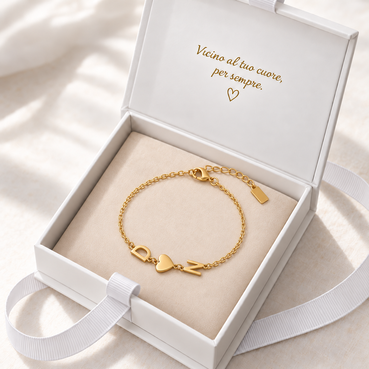 Bracciale Trama dorato nella confezione — iniziali laterali D cuore N