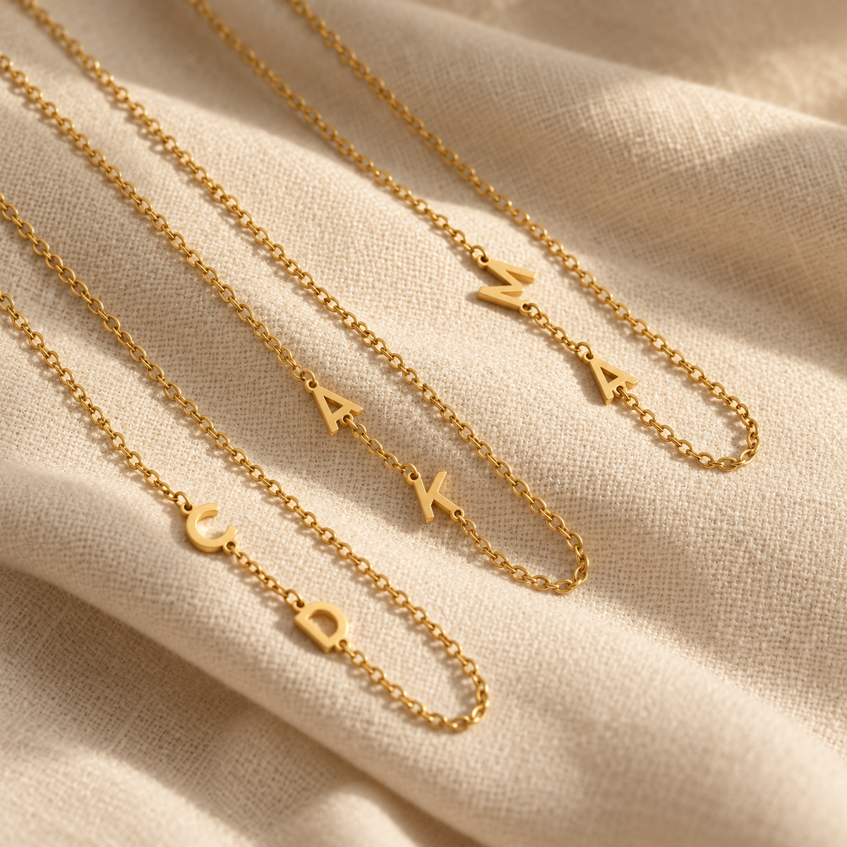 Collana con piccole iniziali laterali Norelia – iniziali lino