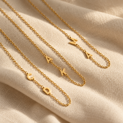 Collana con piccole iniziali laterali Norelia – iniziali lino