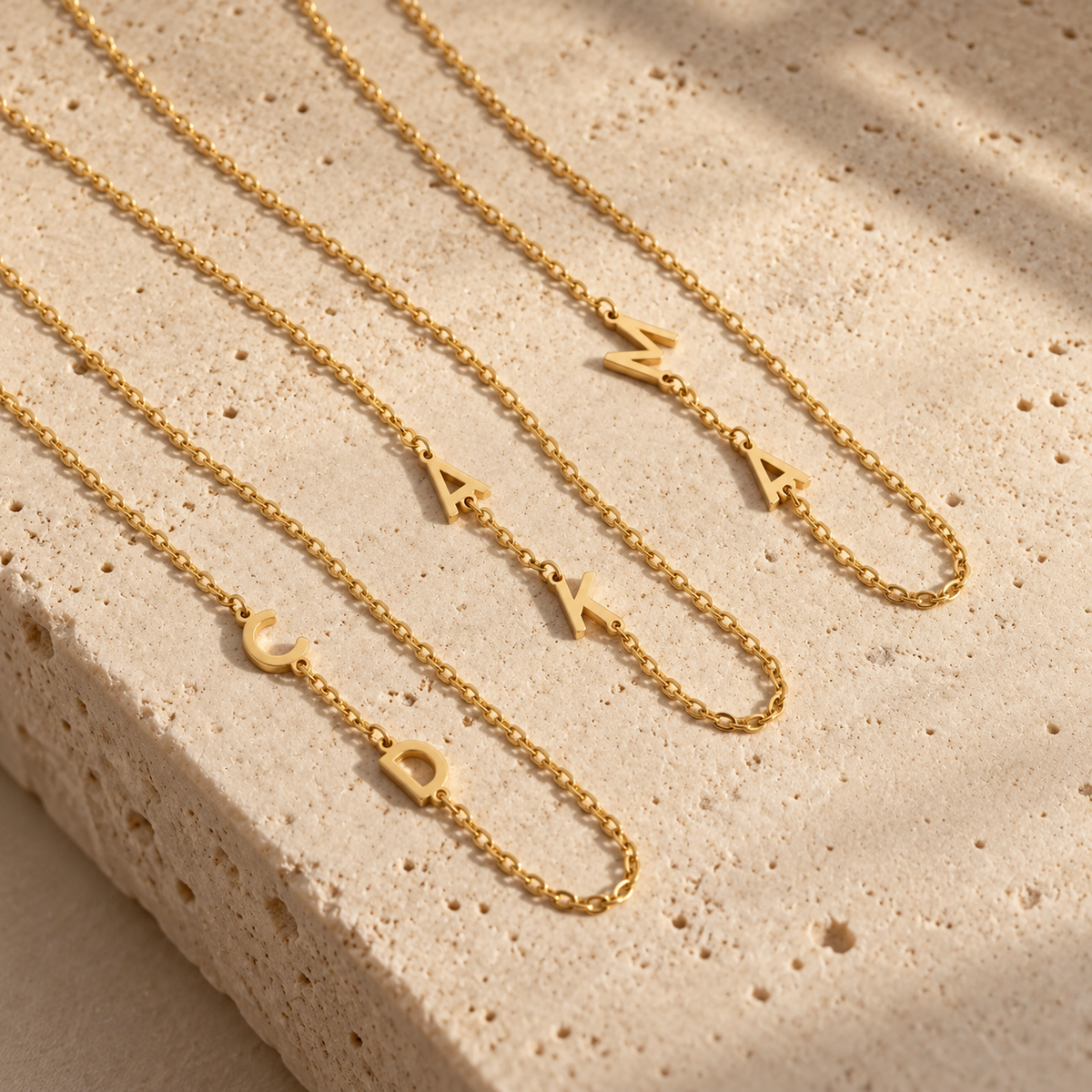 Collana con piccole iniziali laterali Norelia – iniziali travertino
