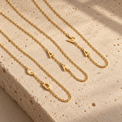 Collana con piccole iniziali laterali Norelia – iniziali travertino