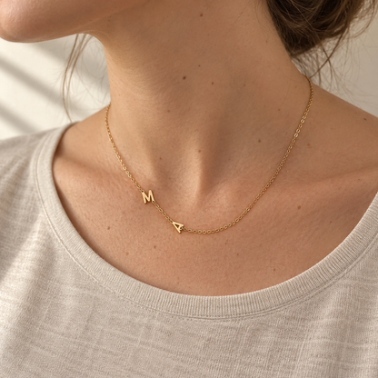 Collana con piccole iniziali laterali Norelia – ma angolo