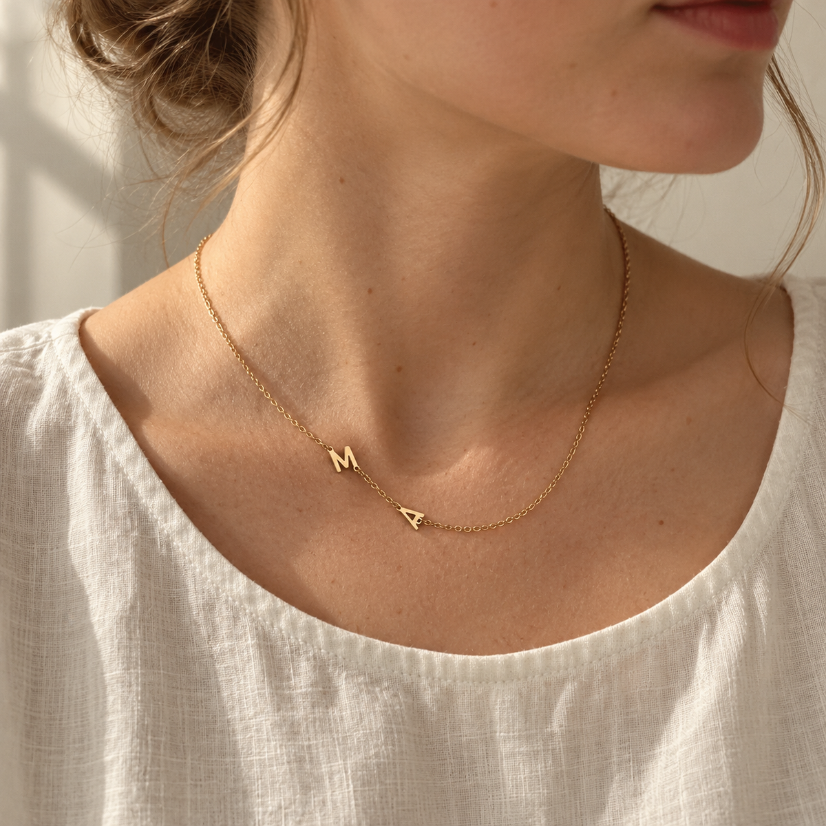 Collana con piccole iniziali laterali Norelia – ma lino