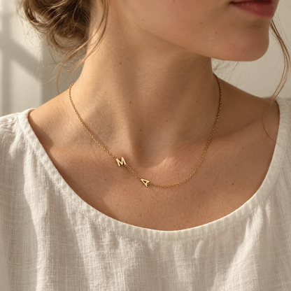 Collana con piccole iniziali laterali Norelia – ma lino