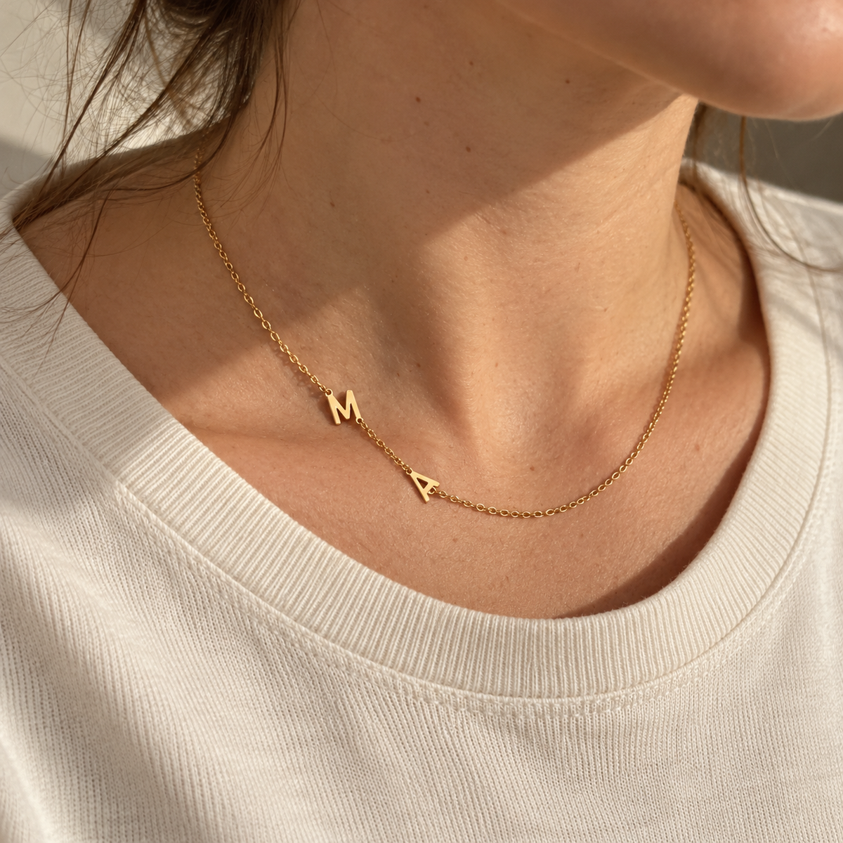 Collana con piccole iniziali laterali Norelia – ma maglia avorio