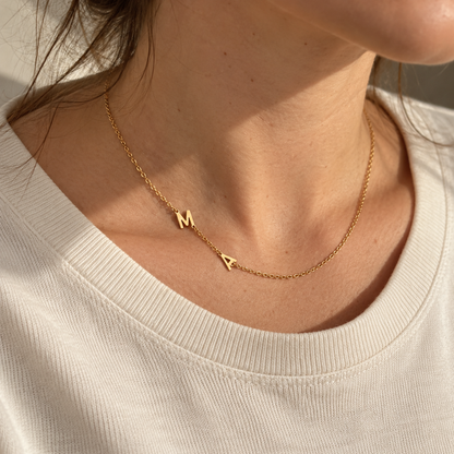 Collana con piccole iniziali laterali Norelia – ma maglia avorio