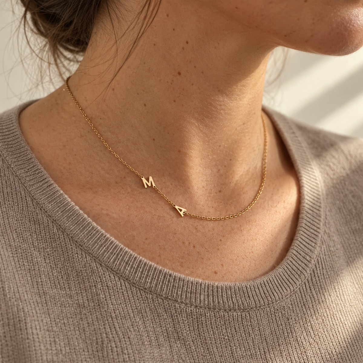 Collana con piccole iniziali laterali Norelia – ma maglia taupe