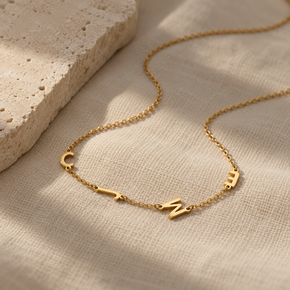 Collana con piccole iniziali laterali Norelia – quattro lettere lino