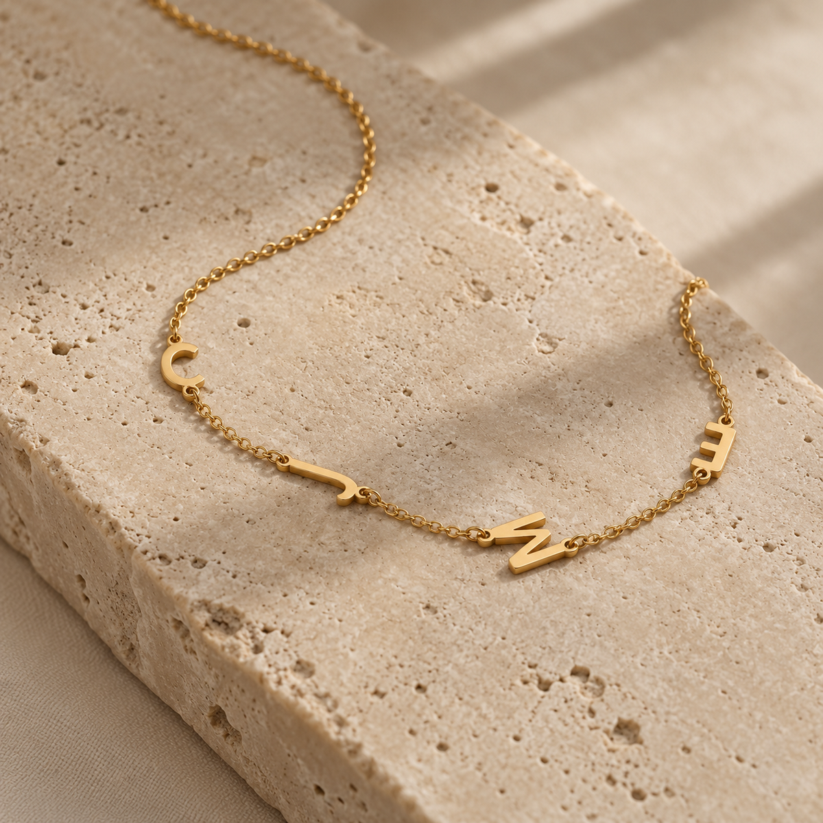 Collana con piccole iniziali laterali Norelia – quattro lettere pietra