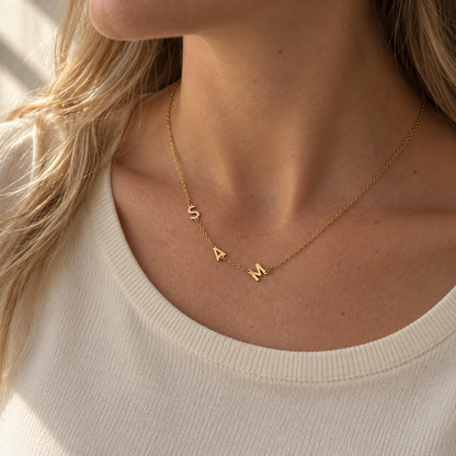 Collana con piccole iniziali laterali Norelia – sam indossata