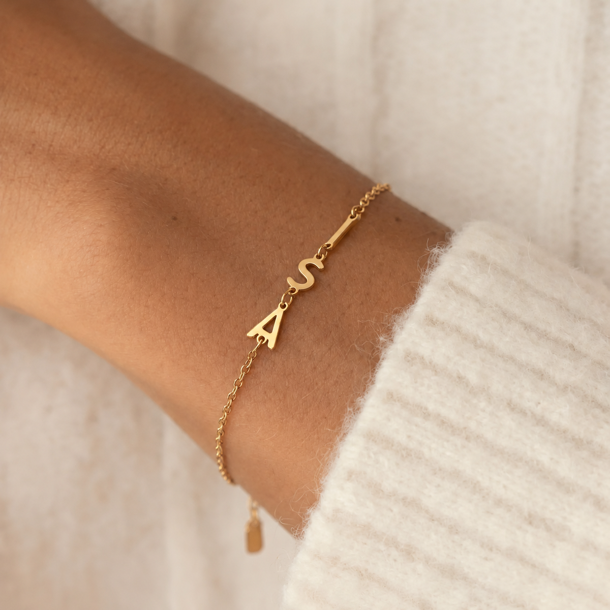 Bracciale Trama indossato — lettere laterali — isa-detail