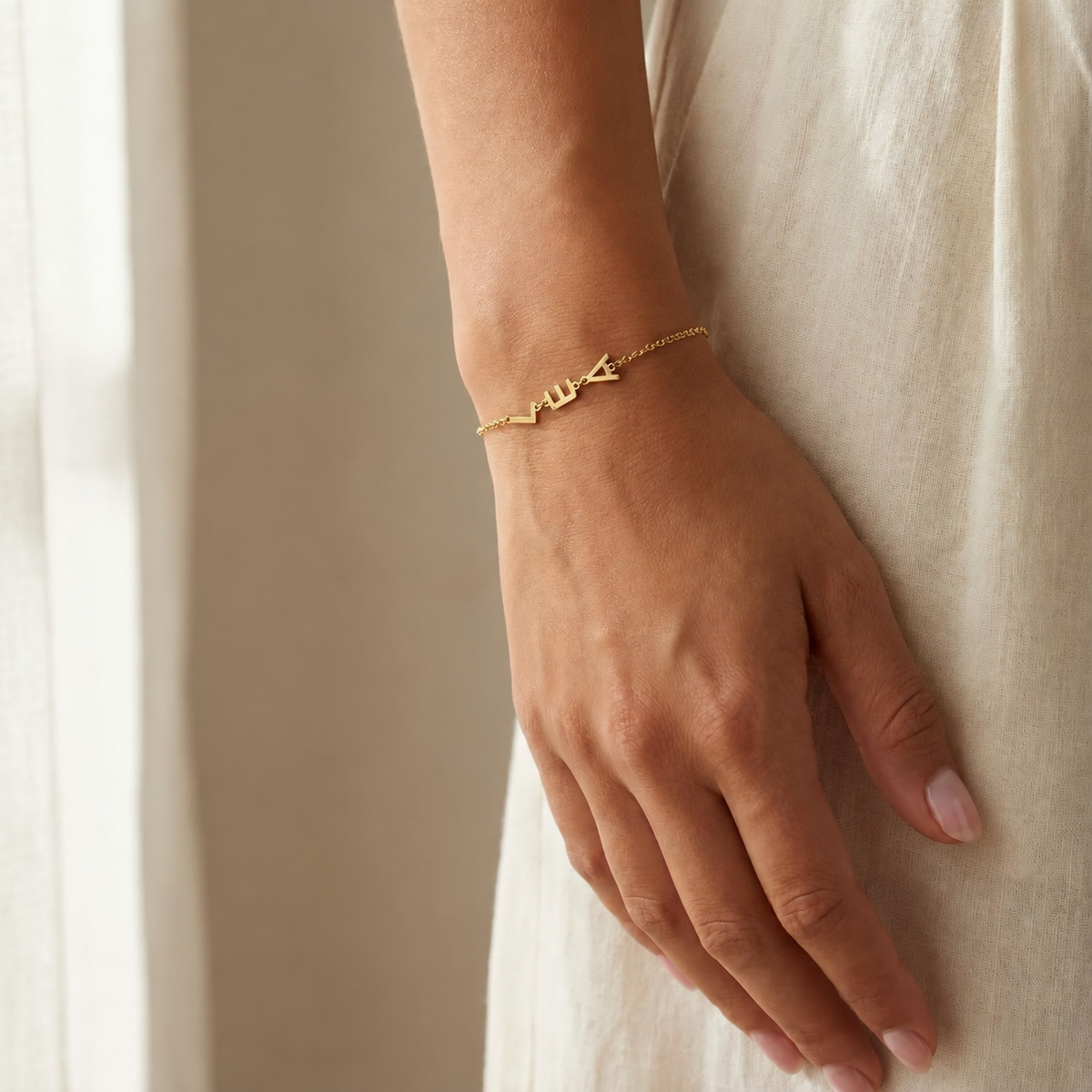 Bracciale Trama indossato — lettere laterali — lea-poignet