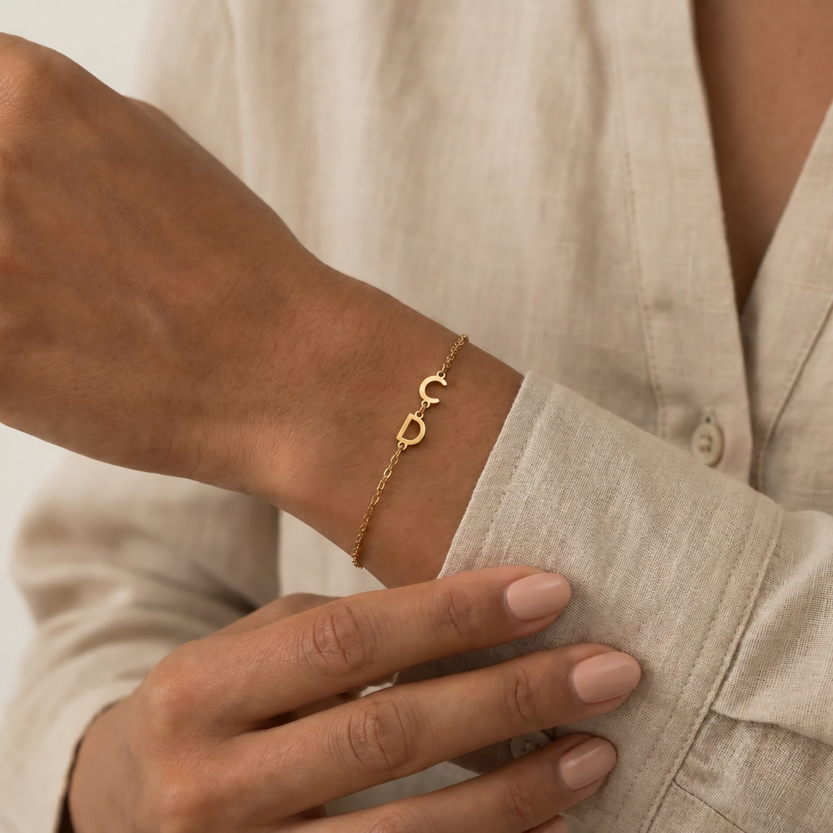 Bracciale Trama indossato — lettere laterali — cd